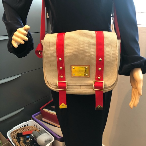 Louis Vuitton Classic Cross Bag - Picture 3 of 3